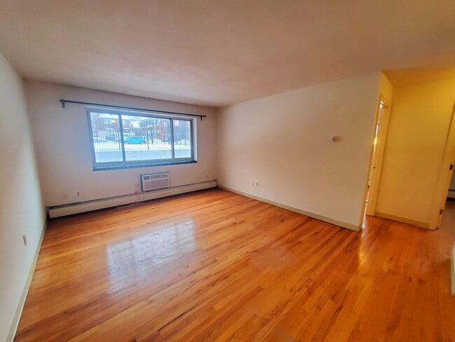 Building Photo - 245 Kelton St