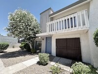 Building Photo - 3 BEDROOM 2.5 BATH TOWNHOME