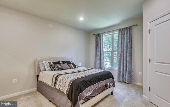 Building Photo - 23225 Milltown Knoll Square