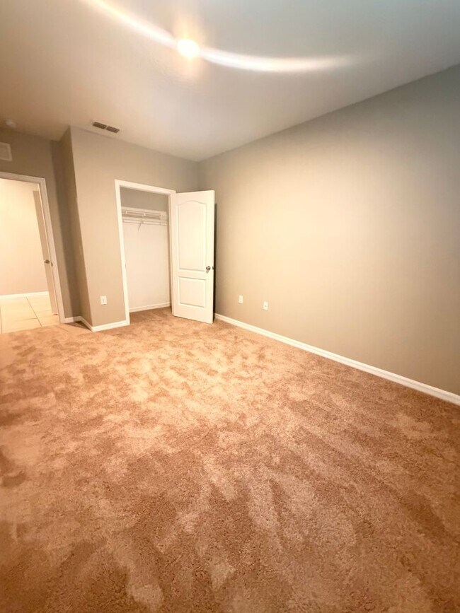 Building Photo - 4 Bedroom, 2 bathroom, spacious home in Winter Haven ...