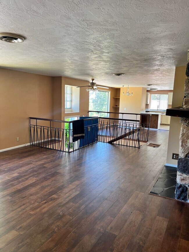 Building Photo - 3 Bed, 2 bath house located in Eugene