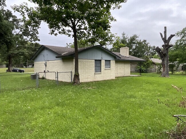 Building Photo - 900 W State Hwy 243