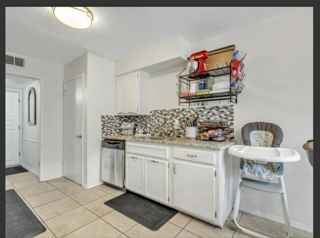 Building Photo - 2 bed 2 bath downstairs condo unit with co...