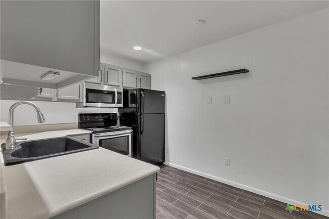 Building Photo - 1624 Aquarena Springs Dr