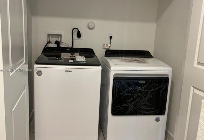 Building Photo - 606 SW 12th St