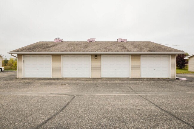 Building Photo - Spacious 2-story townhouse with extra gara...