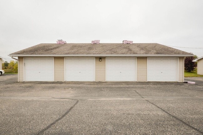 Building Photo - Spacious 2-story townhouse with extra garage space available!