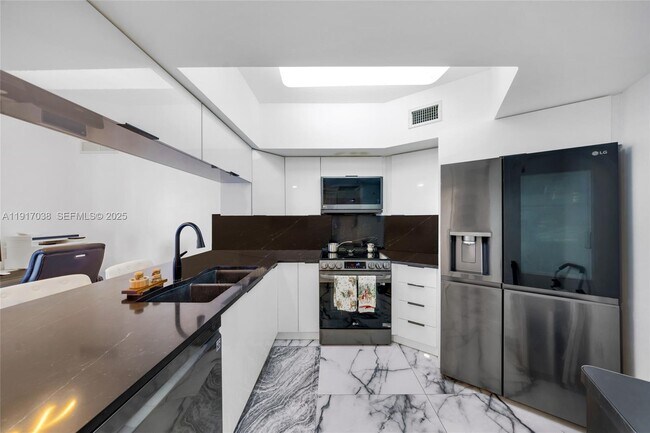 Building Photo - 1750 N Bayshore Dr