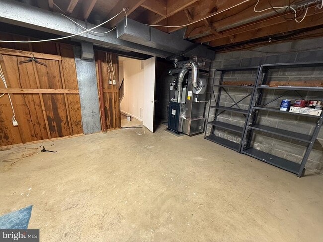 Building Photo - 34 King Charles Cir