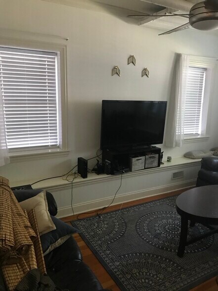 Building Photo - 1901 W Winona St