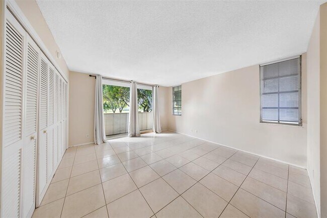 Building Photo - 2601 S Palm Aire Dr