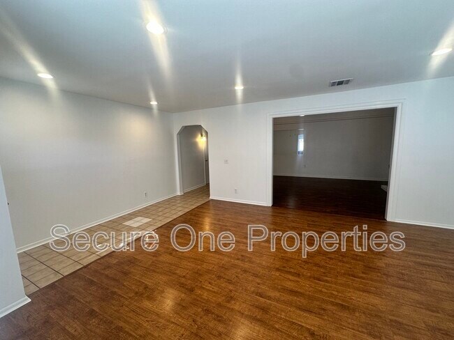 Building Photo - 1731 Damon St