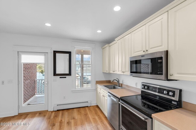 Building Photo - 1115 3rd Ave