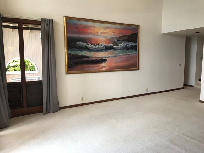 Building Photo - Waialae Iki, large family home 4 bedroom, 4 baths, 2 car garage