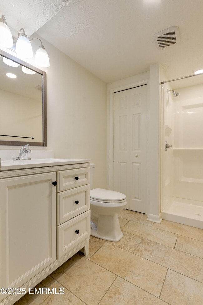 Building Photo - 1390 N Hills St