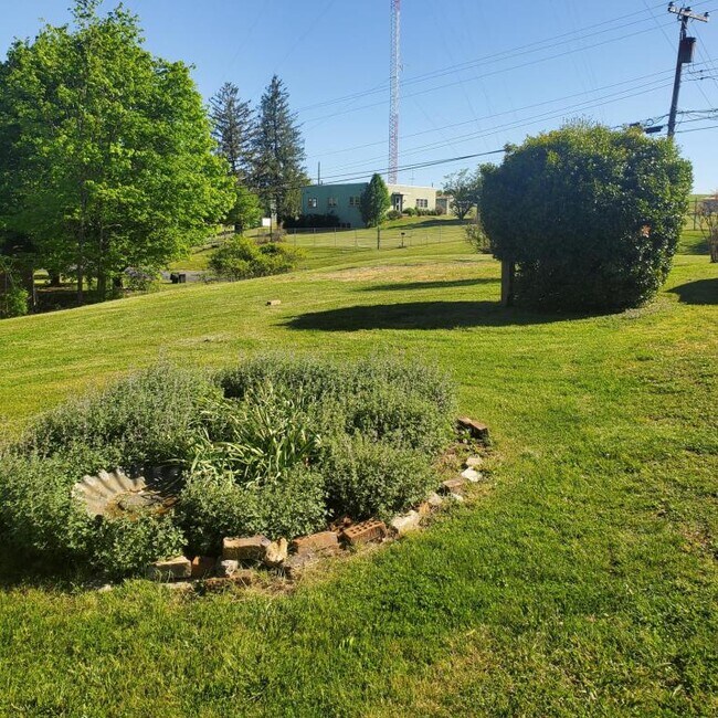 Building Photo - 766 Borden Rd