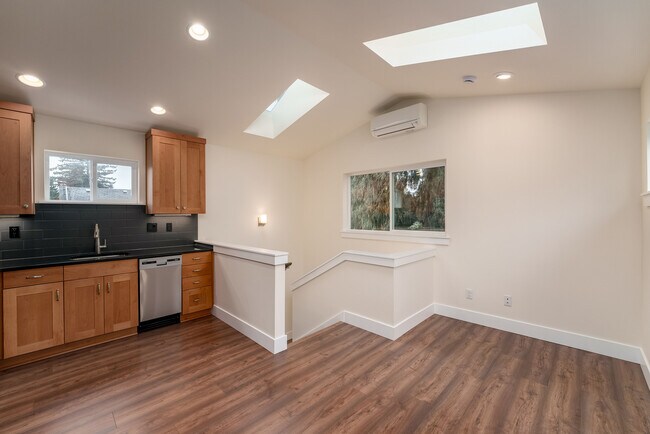 Building Photo - 5532 NE 31st Ave