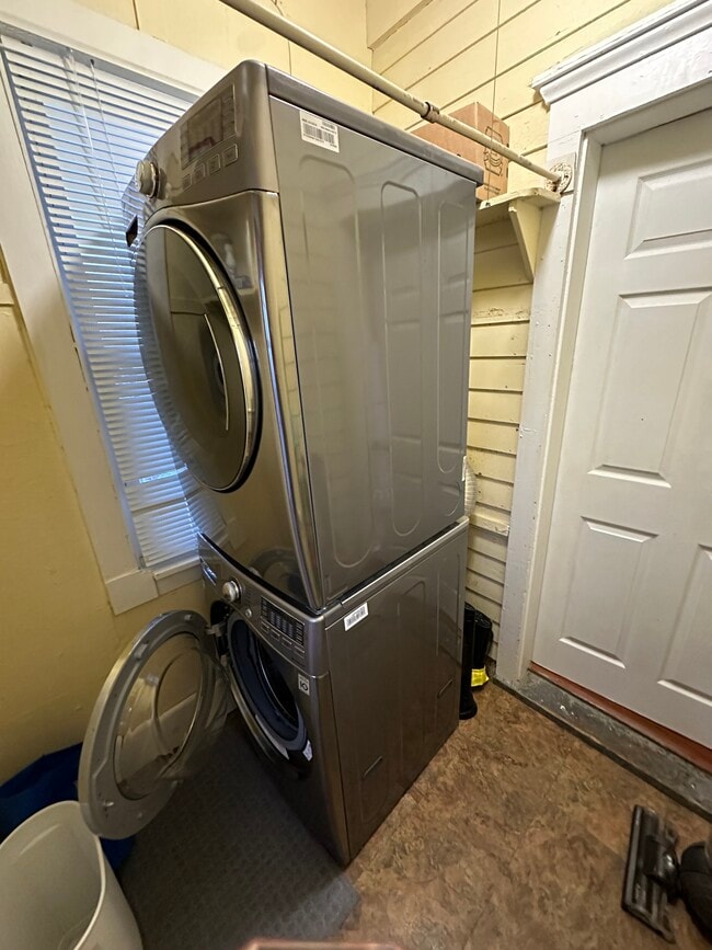 Building Photo - 509 E 7th St