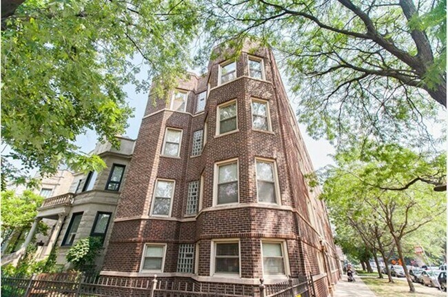 Building Photo - 1214 W Waveland Ave