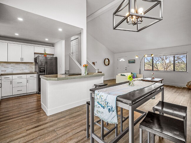 Building Photo - 23889 Oakmont Way