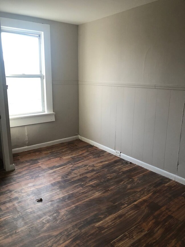 Building Photo - 2 Bedroom 1 Bath with Den Townhouse in Bal...