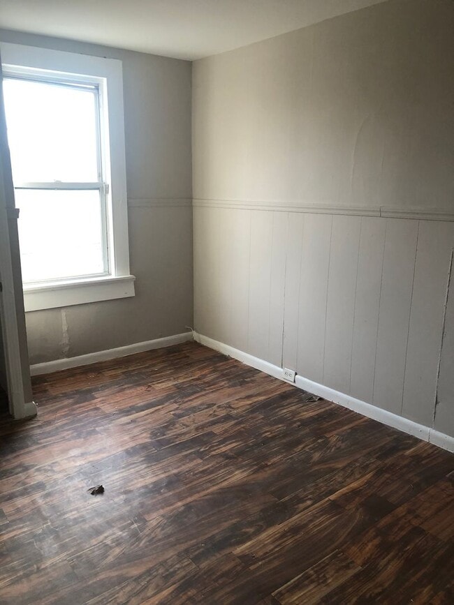 Building Photo - 2 Bedroom 1 Bath with Den Townhouse in Baltimore City