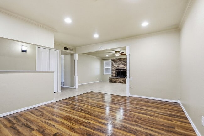 Building Photo - Three Bedroom Home with Bonus Room