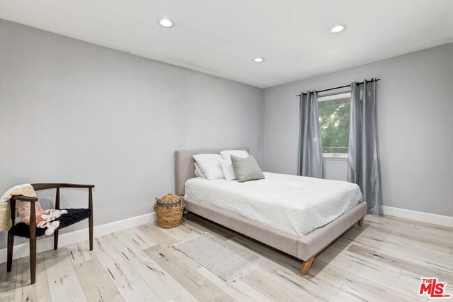 Building Photo - 628 Royalview St