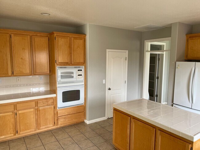 Building Photo - Beautiful Large Home in Wildhorse