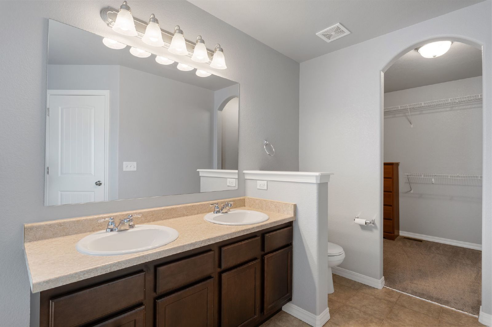 Building Photo - Spacious 4-Bed Home Minutes from Fort Cars...