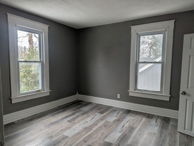 Building Photo - 3 Bedroom Home — Available December 26 in Columbus, KS!