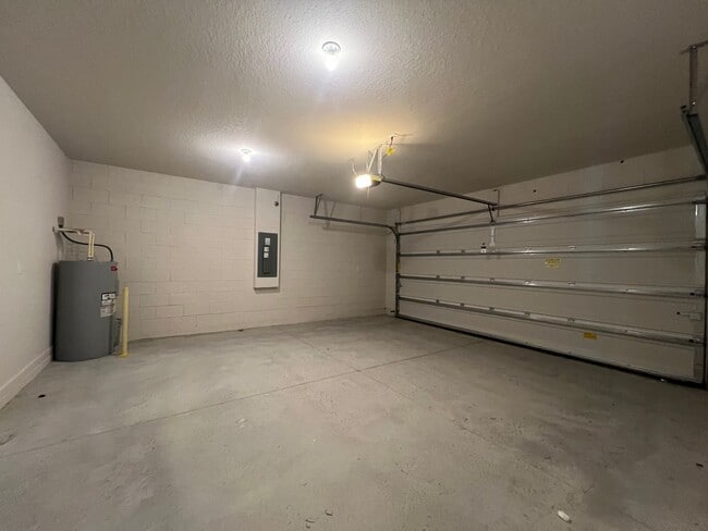 Building Photo - Beautiful  3 bedroom 2 bathroom House Comi...