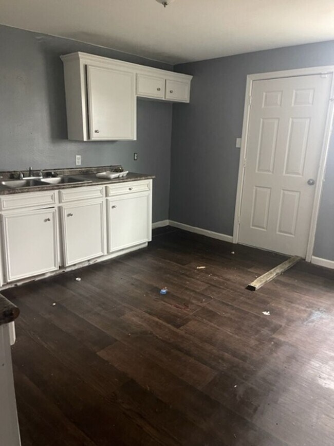 Building Photo - 106 E 75th St