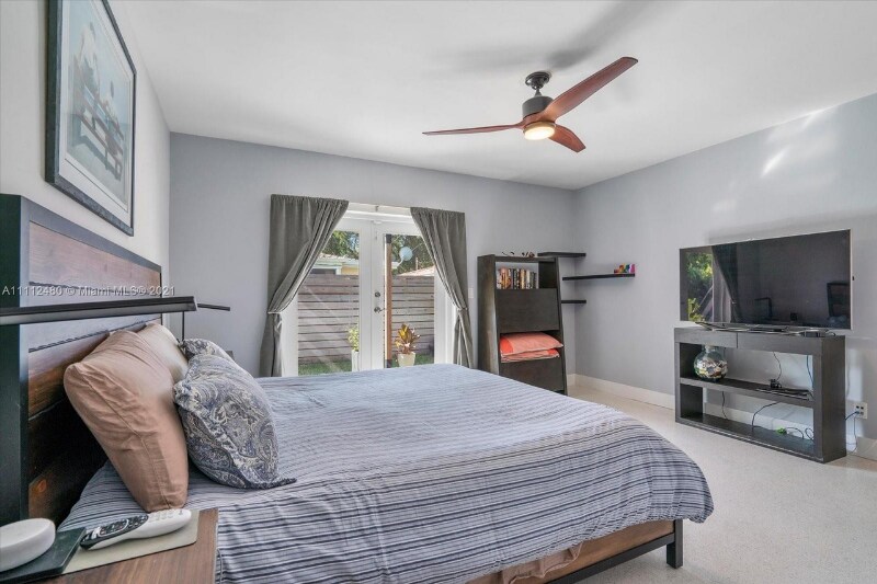 Building Photo - 1900 NE 42nd St