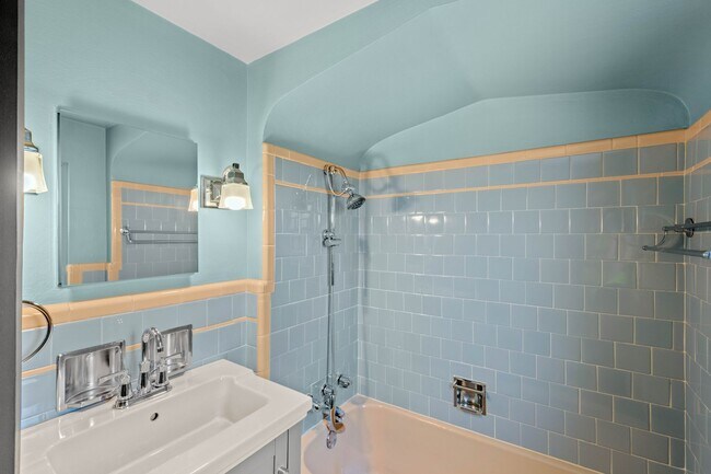 Building Photo - Stunning 2 bedroom, 2 bathroom home in Mck...