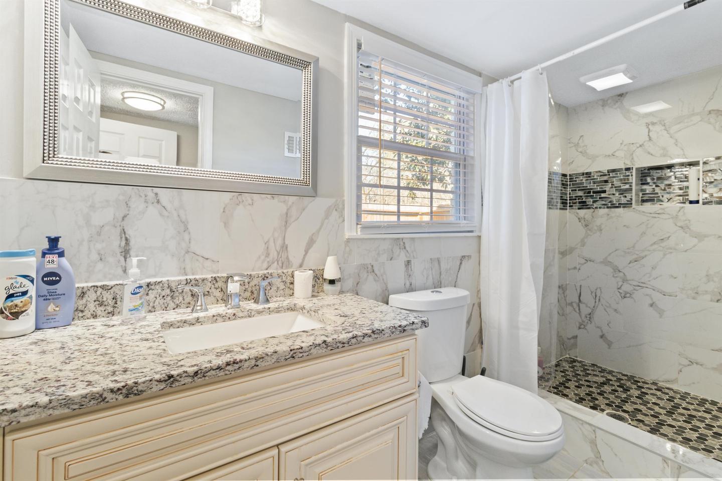 Building Photo - Bright, Spacious Stone Mountain Residence ...