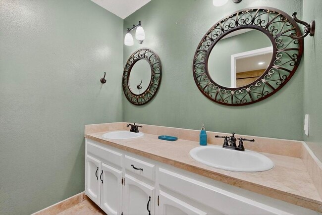 Building Photo - 717 Sagewood Ct SE