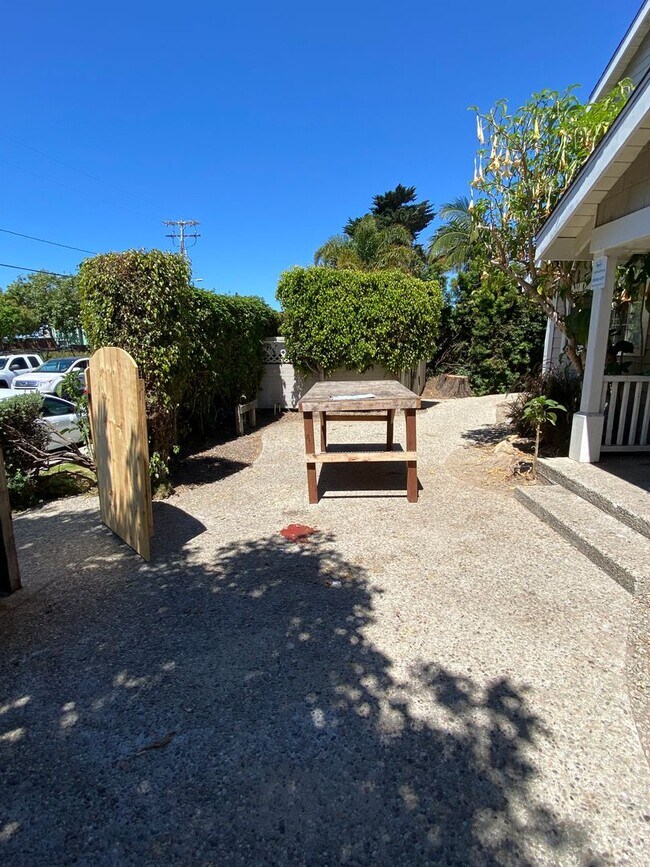 Building Photo - 6536 Del Playa Dr