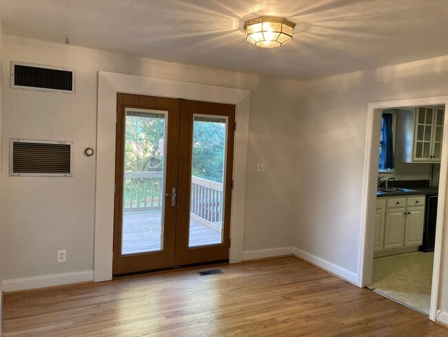 Building Photo - Meadowbrook