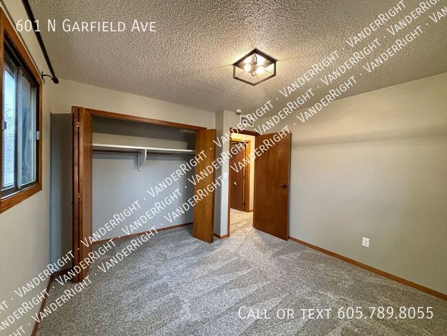 Building Photo - Charming 2-Bedroom Upper-Level Duplex for ...