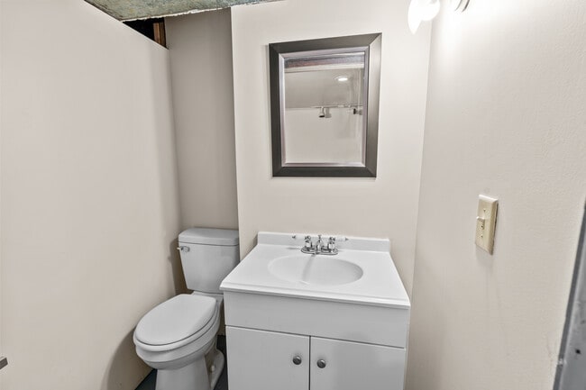 Building Photo - 5525 Sunnyside Dr