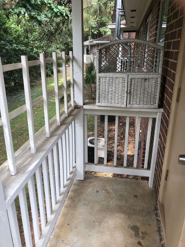 Building Photo - Great 2 BR 1 BA w/ Stack Washer/Dryer