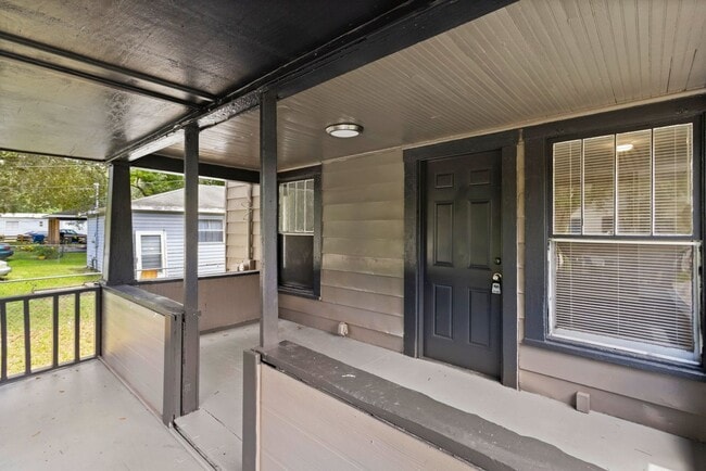 Building Photo - Spacious 3bdrm/1bath Home with large yard ...