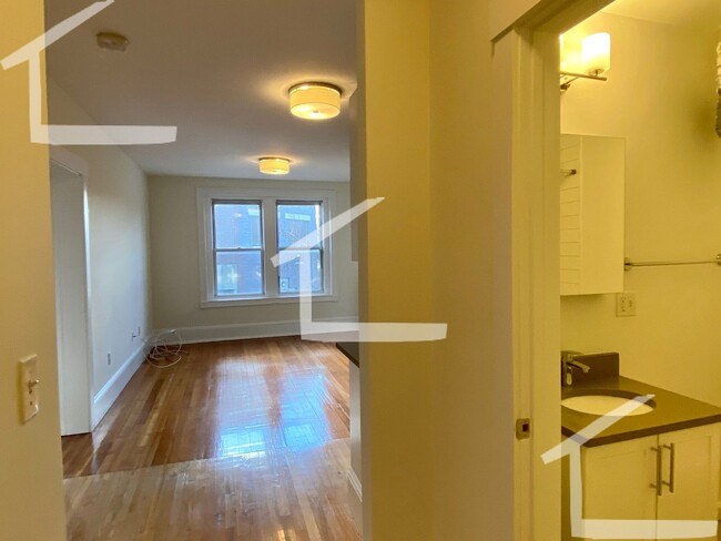 Building Photo - 8/1 Renovated 1BR plus office near Coolidg...