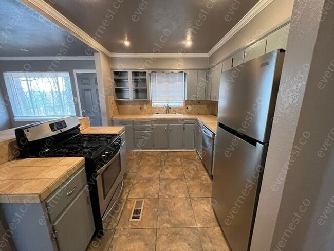 Building Photo - 2 Woodcliff Cir