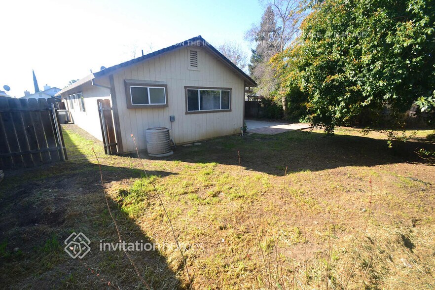 Building Photo - 303 Hampshire Ct