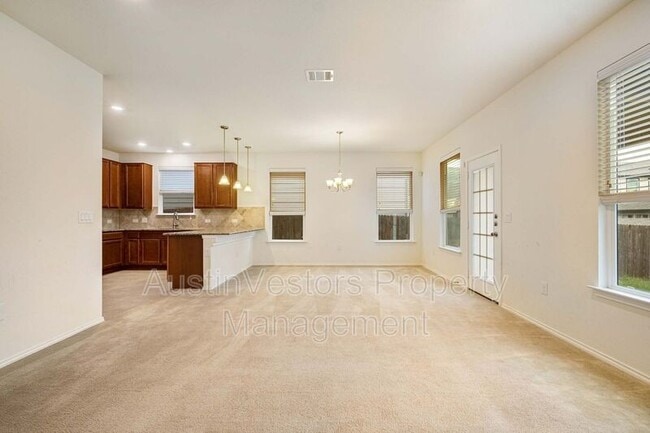 Building Photo - 907 Solitude Dr
