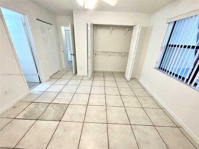 Building Photo - 10992 Royal Palm Blvd