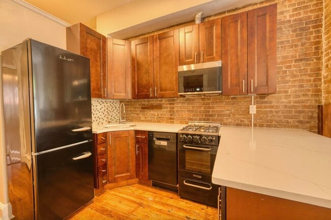 Building Photo - 167 Christopher Columbus Dr