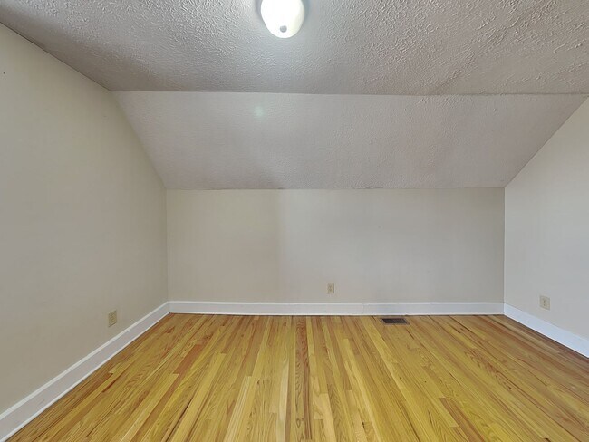 Building Photo - 1394 Indianola Ave
